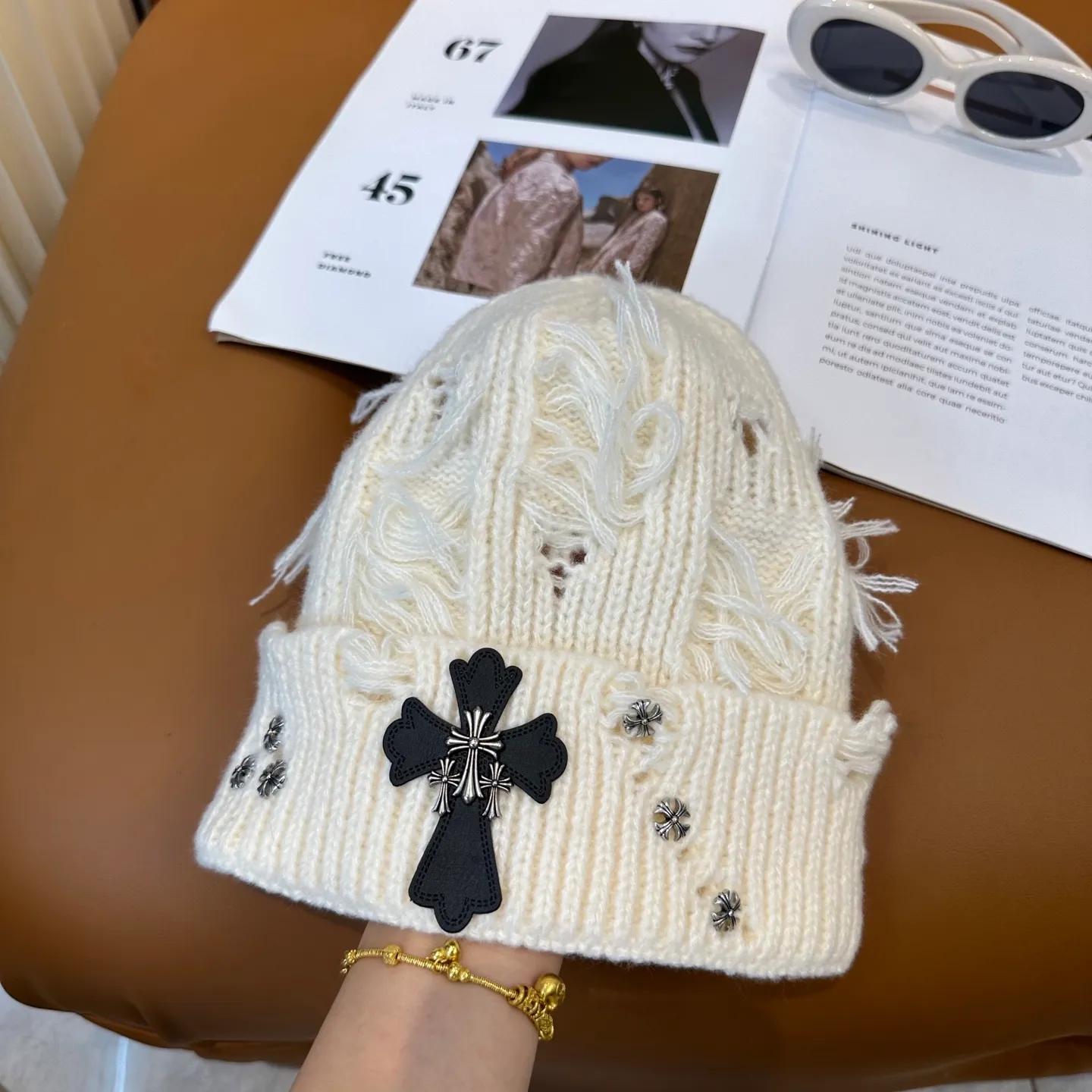 P60 🤍Chrome hearts new autumn and winter cross knitted hat🧶 One of the must-have hats in autumn and winter~ It really looks good on whoever wears it~, it is also a perfect match in black and white and gray in autumn~